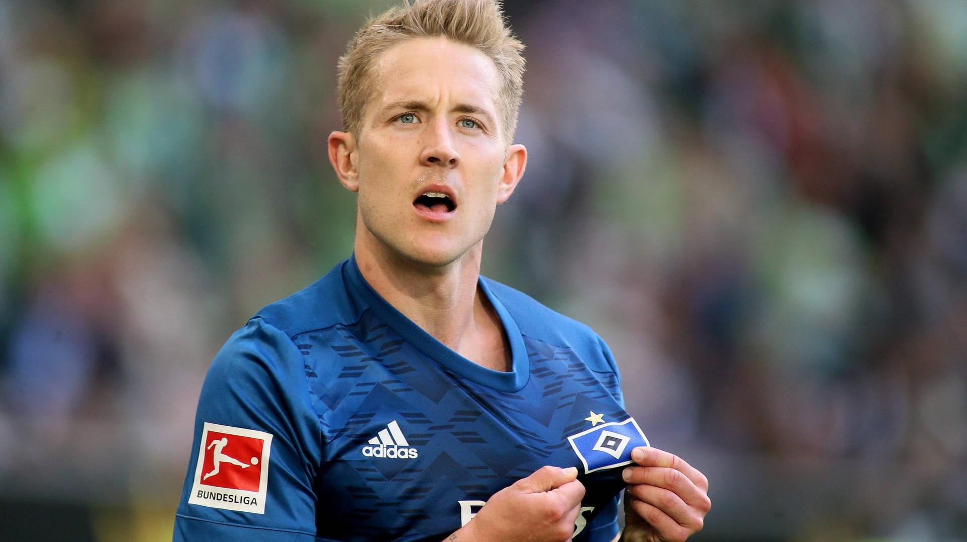 Lewis Holtby feiert sein Tor zum 2:0 beim VfL Wolfsburg. Das Signal: "Mein Herz schlägt für den HSV" Lewis Holtby feiert sein Tor zum 2:0 beim VfL Wolfsburg. Das Signal: "Mein Herz schlägt für den HSV"