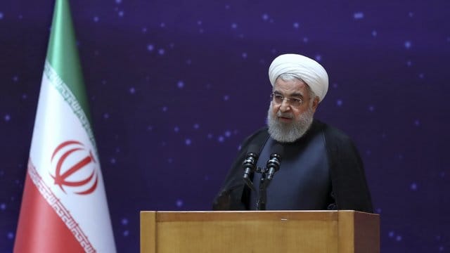 Irans Präsident Hassan Ruhani bei einer Feier zum "Nationalen Atomtag". Irans Präsident Hassan Ruhani bei einer Feier zum "Nationalen Atomtag".