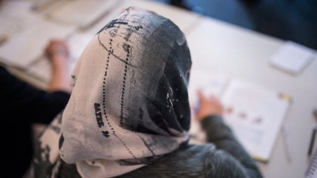 Die Integrationskurse bestehen aus einem Deutschkurs und einem "Orientierungskurs" zur Rechts- und Gesellschaftsordnung. Die Integrationskurse bestehen aus einem Deutschkurs und einem "Orientierungskurs" zur Rechts- und Gesellschaftsordnung.