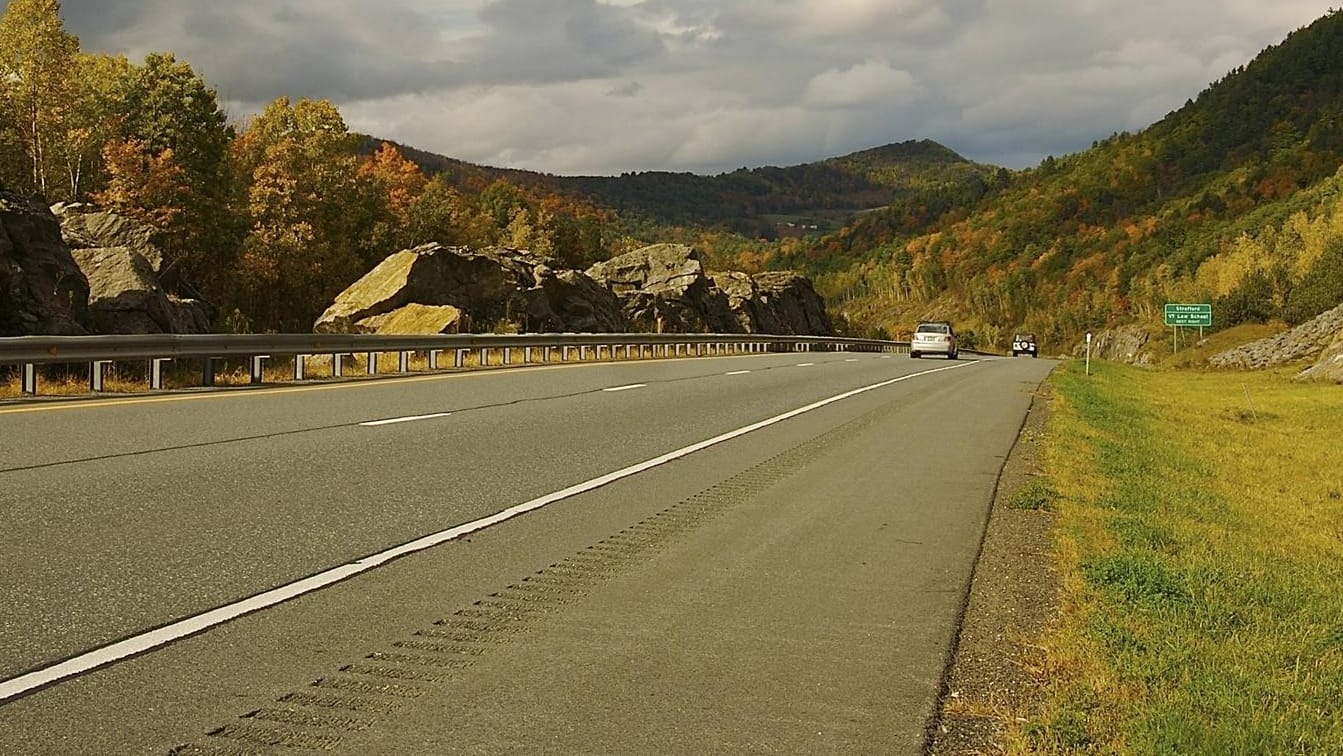 Ein Highway in Vermont (Symbolbild): Einer 28-Jährigen wird in den USA "Kinderquälerei" vorgeworfen, weil sie zwei Kleinkinder an der Autobahn ausgesetzt haben soll.