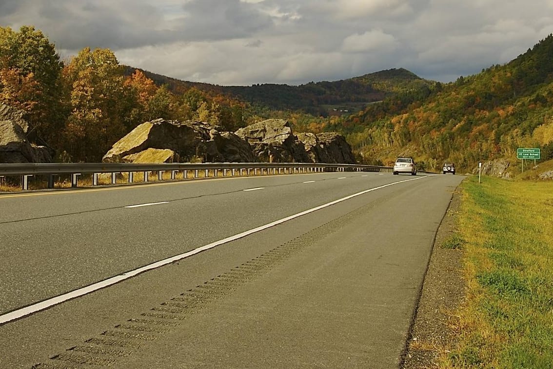 Ein Highway in Vermont (Symbolbild): Einer 28-Jährigen wird in den USA "Kinderquälerei" vorgeworfen, weil sie zwei Kleinkinder an der Autobahn ausgesetzt haben soll.