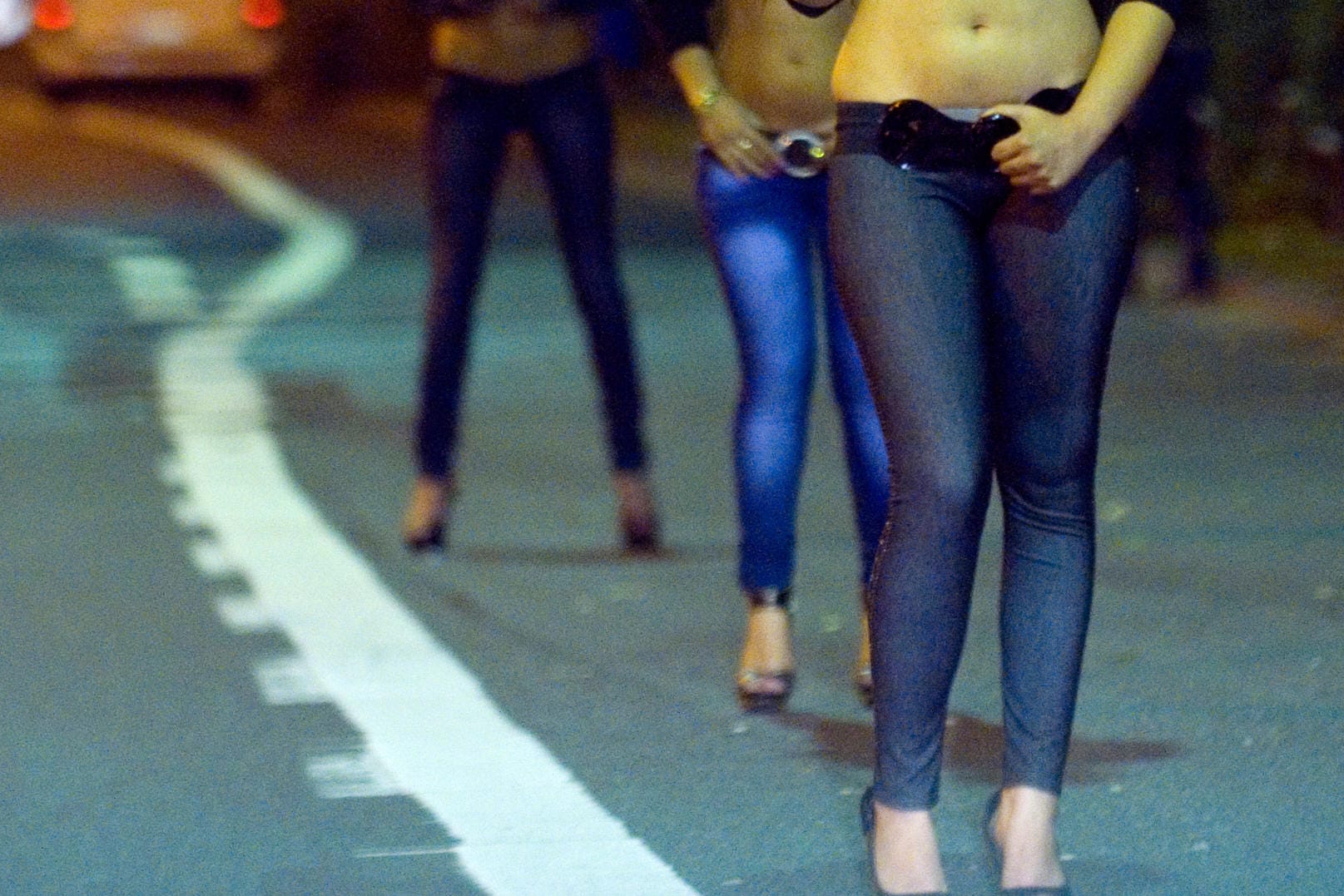 Prostituierte warten auf dem Straßenstrich auf Freier (Symbolbild): Nach einem Angriff auf drei Freier in Köln schwebt ein 31-Jähriger in Lebensgefahr.