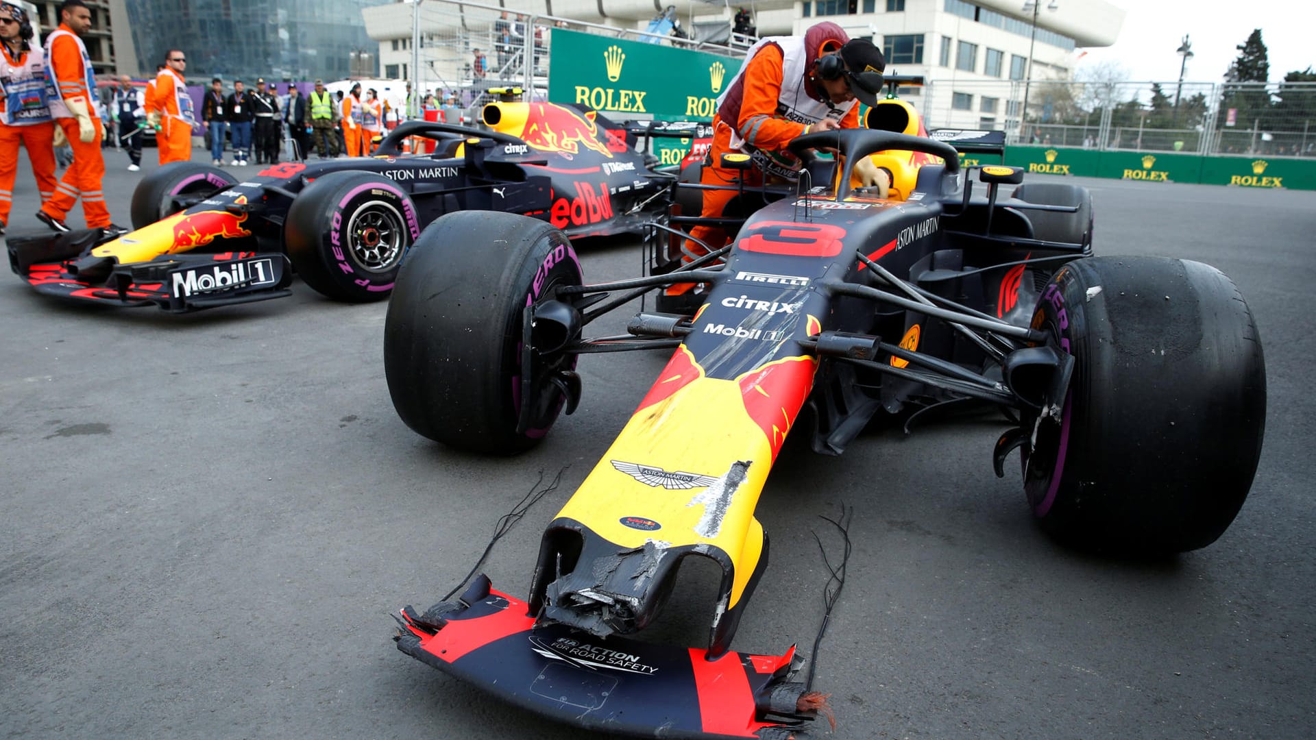 Die Autos von Daniel Ricciardo und Max Verstappen nach dem Crash. Bei Red Bull brennt jetzt der Baum. Die Autos von Daniel Ricciardo und Max Verstappen nach dem Crash. Bei Red Bull brennt jetzt der Baum.