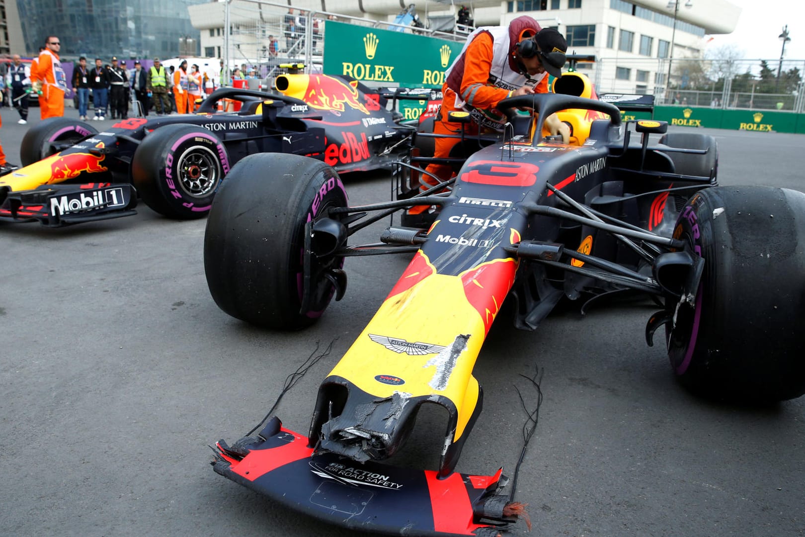 Die Autos von Daniel Ricciardo und Max Verstappen nach dem Crash. Bei Red Bull brennt jetzt der Baum.