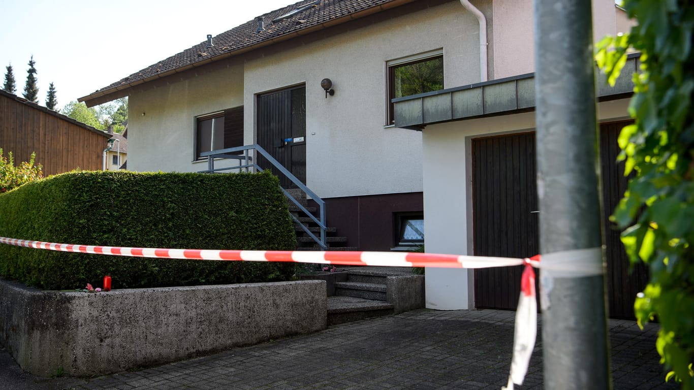 Absperrband der Polizei hängt vor dem Haus, in dem ein Siebenjähriger tot aufgefunden wurde: Der Junge hatte hier bei einer Bekannten übernachtet.