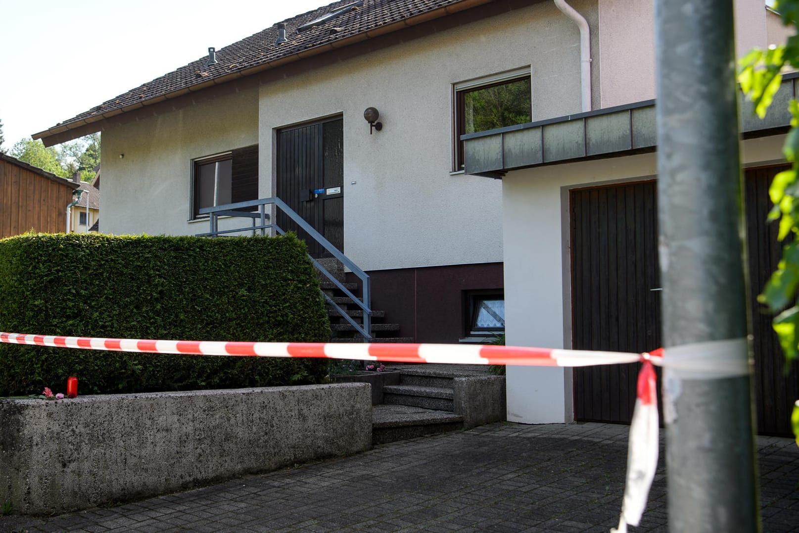 Absperrband der Polizei hängt vor dem Haus, in dem ein Siebenjähriger tot aufgefunden wurde: Der Junge hatte hier bei einer Bekannten übernachtet.