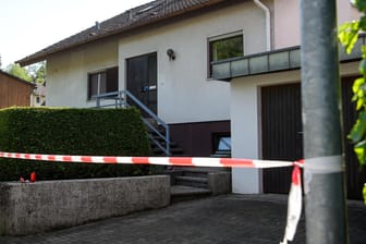 Absperrband der Polizei hängt vor dem Haus, in dem ein Siebenjähriger tot aufgefunden wurde: Der Junge hatte hier bei einer Bekannten übernachtet.