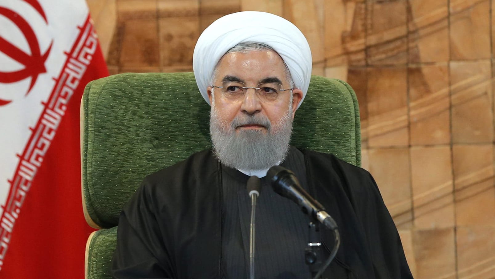 Irans Präsident Hassan Ruhani: Iran hat sich zu Nahostgesprächen bereit erklärt, aber lehnt Neuverhandlungen beim Atomabkommen weiterhin ab. Irans Präsident Hassan Ruhani: Iran hat sich zu Nahostgesprächen bereit erklärt, aber lehnt Neuverhandlungen beim Atomabkommen weiterhin ab.