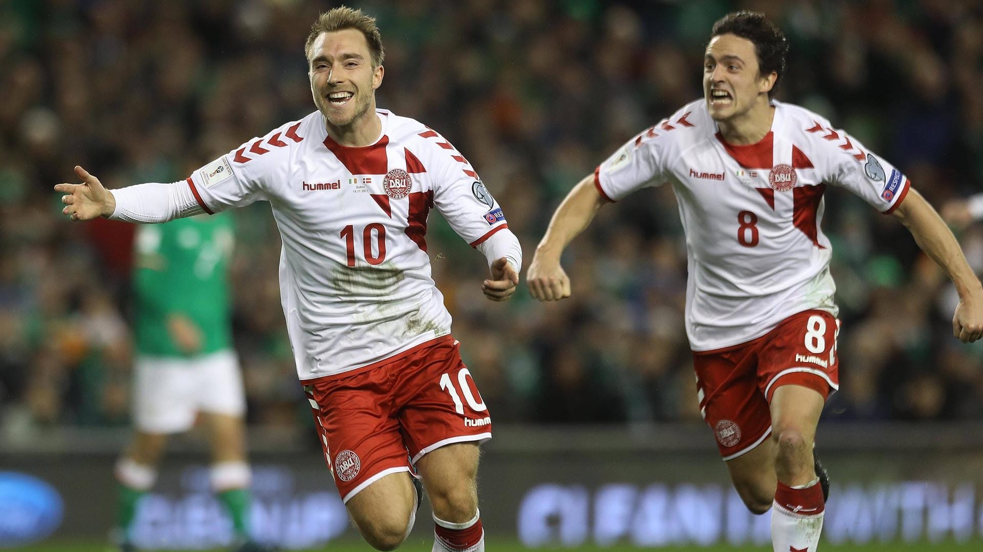 Christian Eriksen (l.) bejubelt einen seiner vielen Treffer für Dänemark (hier mit Bremens Thomas Delaney).