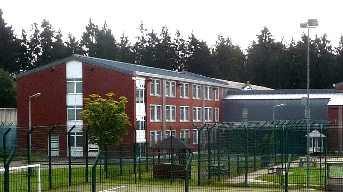 Deutschlands größtes Abschiebegefängnis in Büren: In der Haftanstalt soll es laut Medienberichten fast täglich massive Zwischenfälle geben.