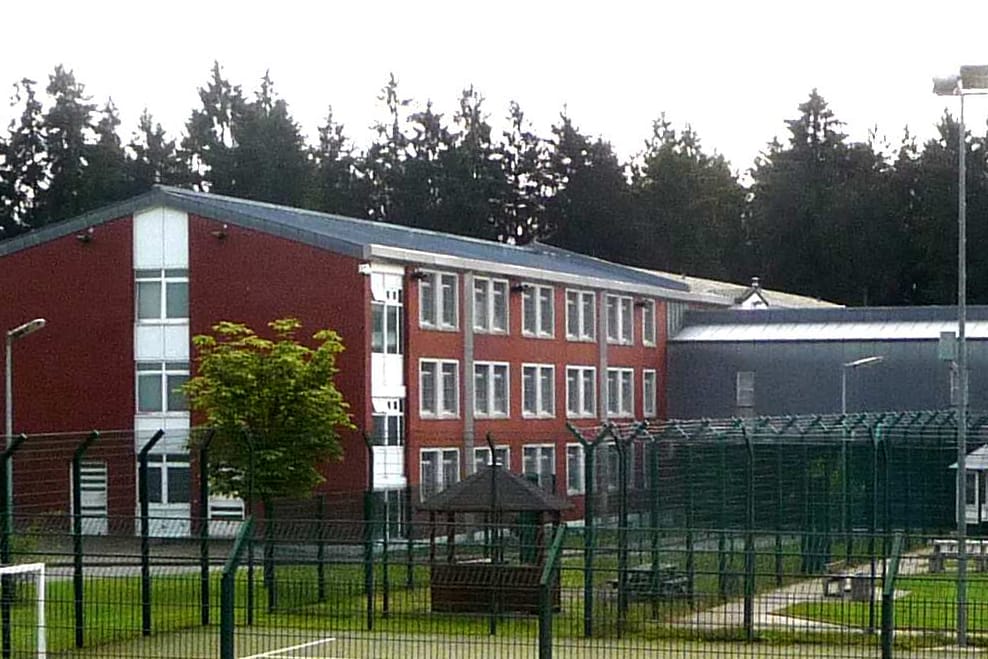 Deutschlands größtes Abschiebegefängnis in Büren: In der Haftanstalt soll es laut Medienberichten fast täglich massive Zwischenfälle geben.