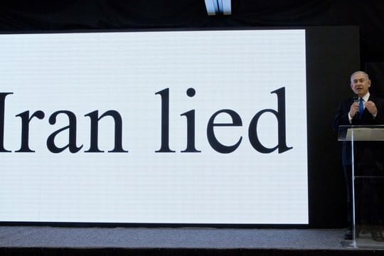 "Iran hat gelogen" - Israels Ministerpräsident Benjamin Netanjahu bei einer Pressekonferenz, bei der Bilder aus einem "geheimen Atomarchiv" in Teheran gezeigt wurden.