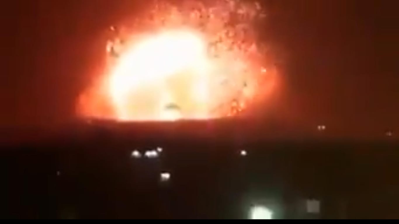 Ein Amateurfilmer nimmt eine Explosion in Syrien auf. Dabei soll es sich um einen Militärstützpunkt in Hama handeln.