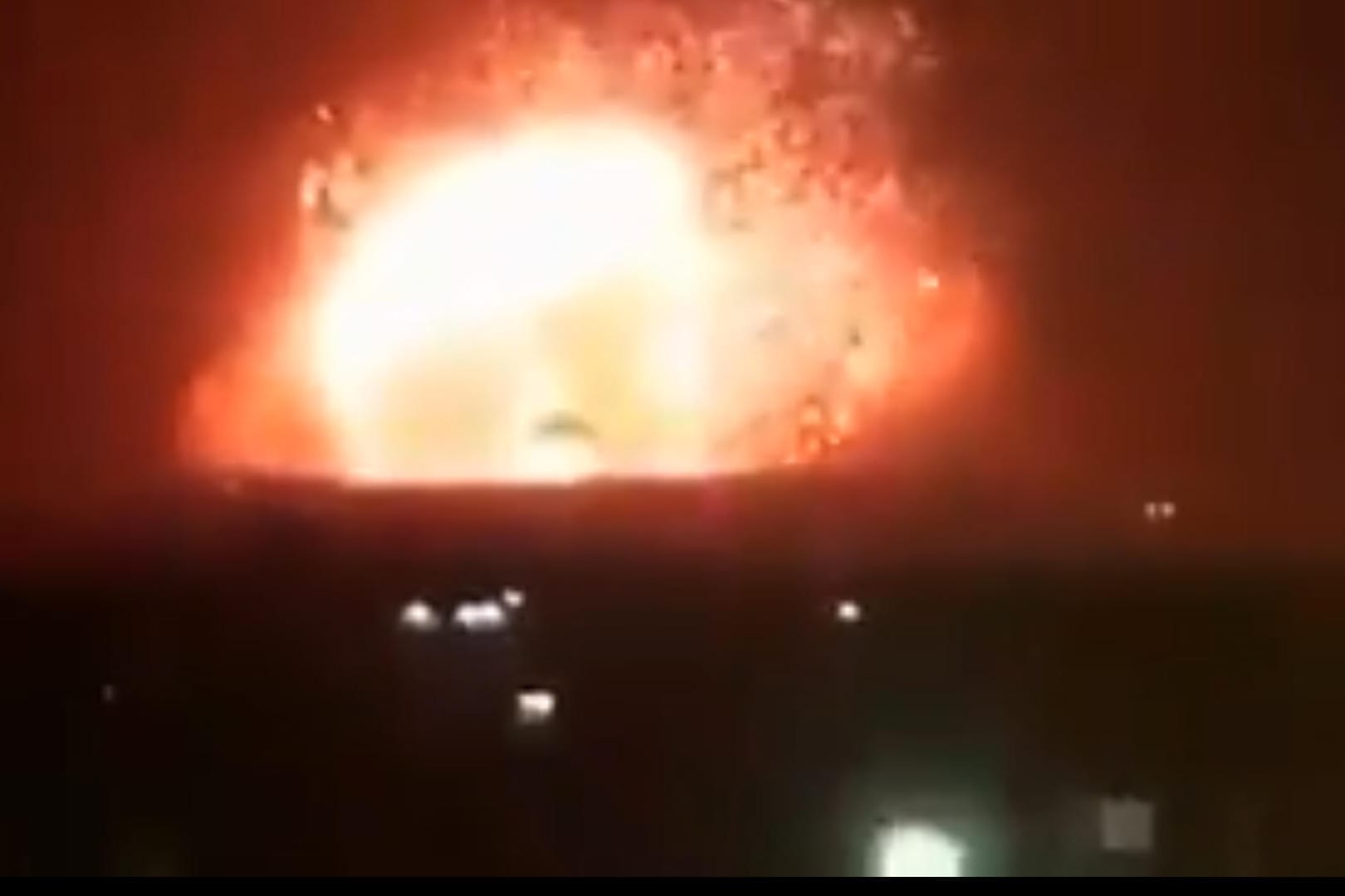 Ein Amateurfilmer nimmt eine Explosion in Syrien auf. Dabei soll es sich um einen Militärstützpunkt in Hama handeln.