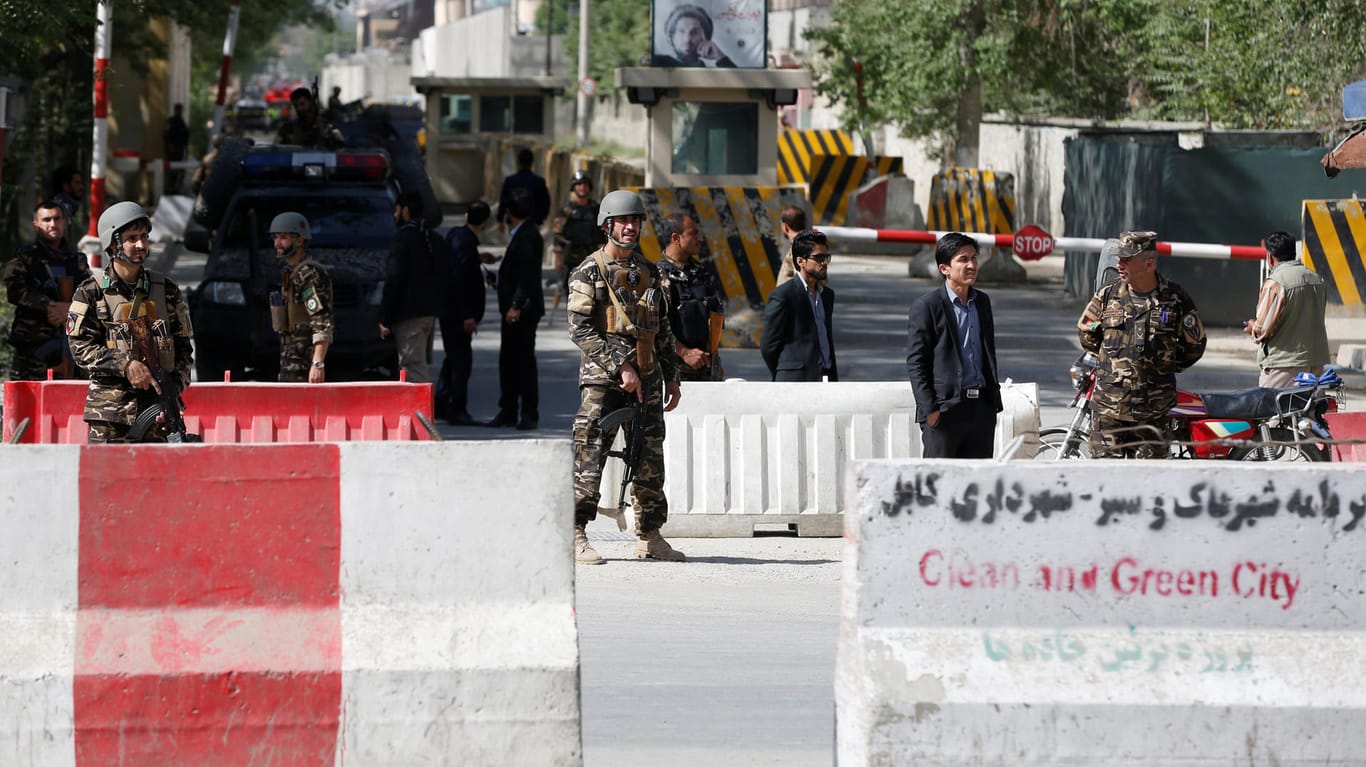 Sicherheitskräfte sichern den Tatort nach einem Doppel-Anschlag in Kabul: Unter den Toten sind auch Journalisten.
