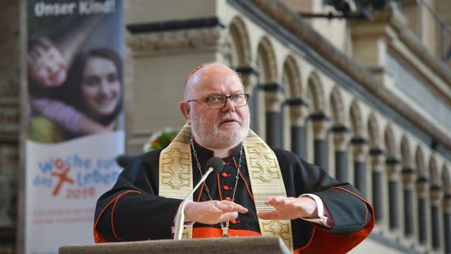 Kardinal Reinhard Marx sagte auf Bayerns Ministerpräsident Söder gerichtet: Wer das Kreuz nur als kulturelles Symbol sehe, habe es nicht verstanden. Kardinal Reinhard Marx sagte auf Bayerns Ministerpräsident Söder gerichtet: Wer das Kreuz nur als kulturelles Symbol sehe, habe es nicht verstanden.
