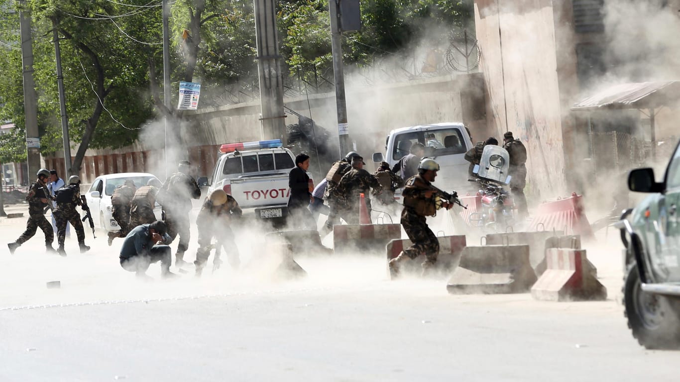 Kabul nach dem Doppel-Selbstmordanschlag am Montagmorgen: mindestens 25 Menschen sind bei der Attacke ums Leben gekommen.