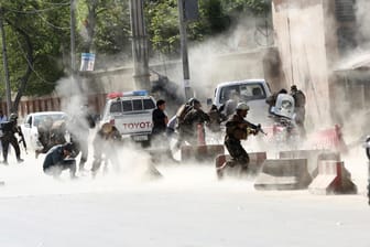 Kabul nach dem Doppel-Selbstmordanschlag am Montagmorgen: mindestens 25 Menschen sind bei der Attacke ums Leben gekommen.