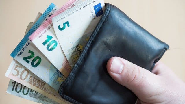 Ein bedingungsloses Grundeinkommen ist eine staatliche Leistung, die jeder unabhängig von seiner wirtschaftlichen Lage und ohne Gegenleistung erhält und die ein einigermaßen auskömmliches Leben sichern soll. Ein bedingungsloses Grundeinkommen ist eine staatliche Leistung, die jeder unabhängig von seiner wirtschaftlichen Lage und ohne Gegenleistung erhält und die ein einigermaßen auskömmliches Leben sichern soll.