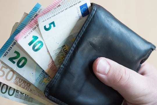 Ein bedingungsloses Grundeinkommen ist eine staatliche Leistung, die jeder unabhängig von seiner wirtschaftlichen Lage und ohne Gegenleistung erhält und die ein einigermaßen auskömmliches Leben sichern soll.