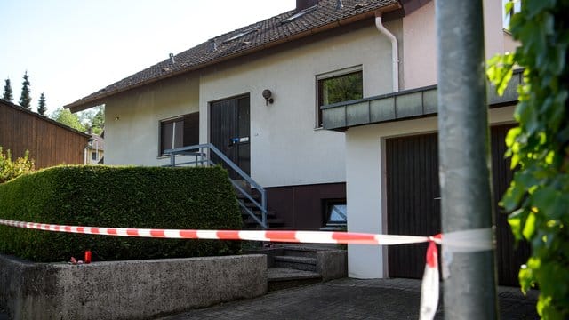 Absperrband der Polizei hängt vor dem mutmaßlichen Tatort. Absperrband der Polizei hängt vor dem mutmaßlichen Tatort.