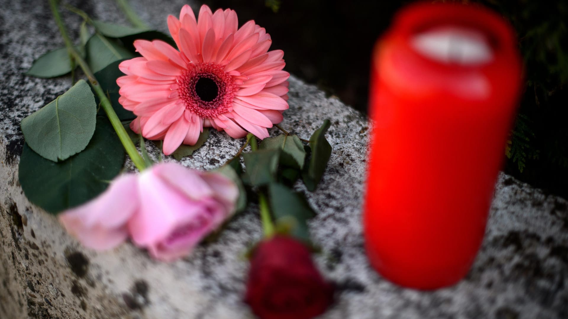 Blumen und Kerzen am Tatort in Künzelsau: Als die Eltern ihren Sohn bei der Babysitterin abholen wollten, fanden sie ihn tot. Nun machen Gerüchte um die Todesursache die Runde.