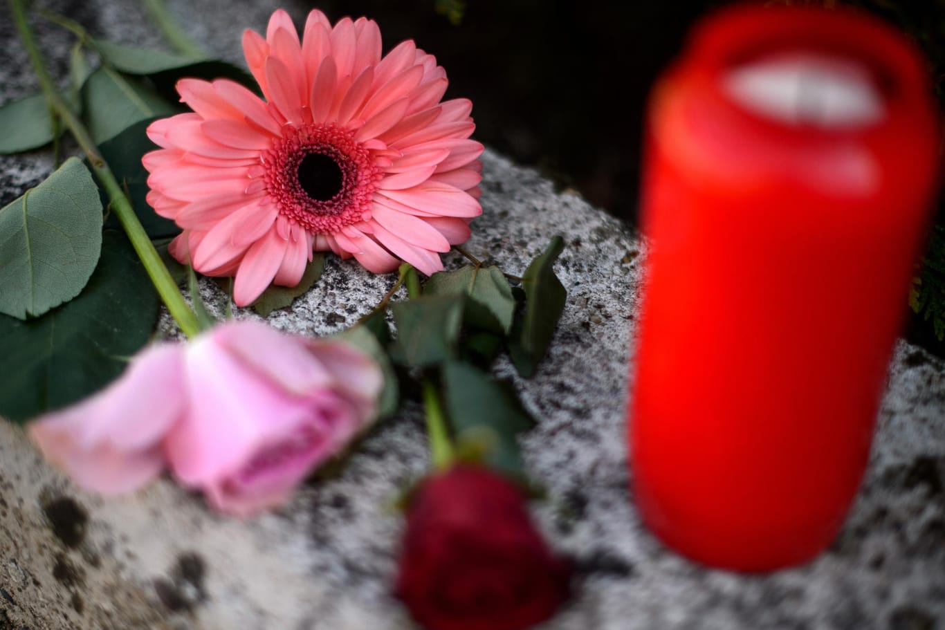 Blumen und Kerzen am Tatort in Künzelsau: Als die Eltern ihren Sohn bei der Babysitterin abholen wollten, fanden sie ihn tot. Nun machen Gerüchte um die Todesursache die Runde.