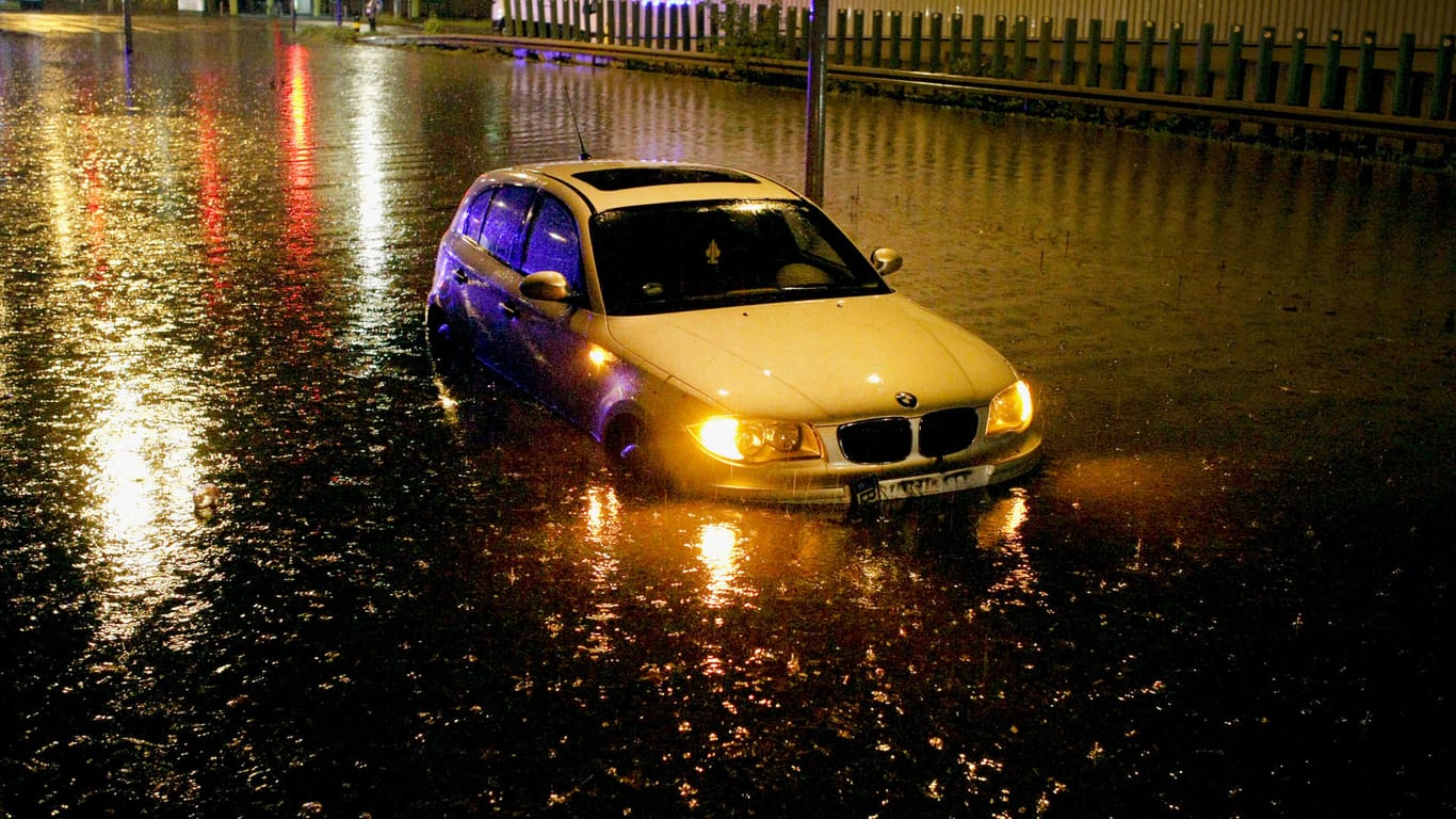 Ein überschwemmtes Auto in Aachen: 320 Anrufe musste die Aachener Polizei wegen des Unwetters entgegennehmen.