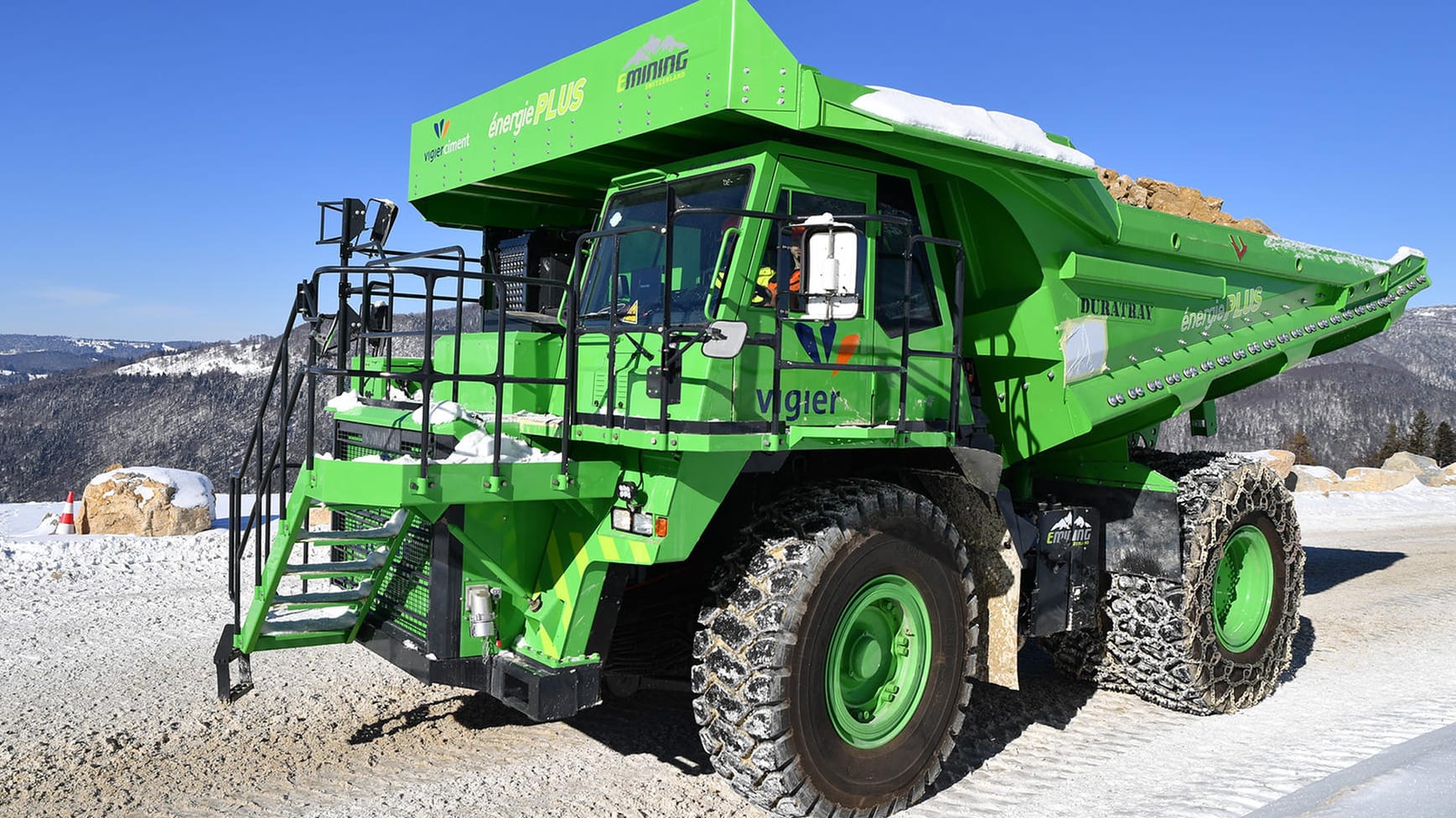 Am E-Dumper ist alles etwas größer: Ins Fahrerhaus führt eine Treppe, und der Akku wiegt mehr als zwei normale Autos.