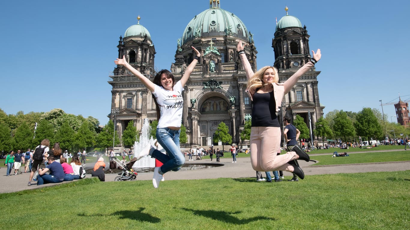 Zwei Frauen vor dem Berliner Dom am vergangenen Sonntag: Am 1. Mai soll es in der Hauptstadt heiter bleiben.
