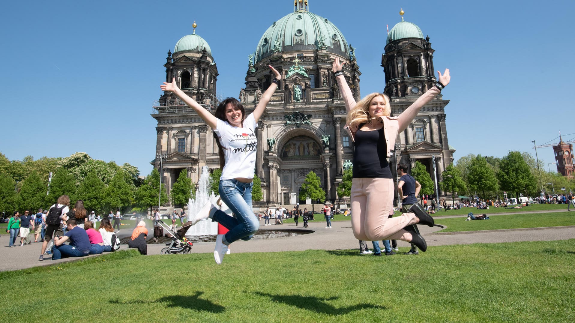 Zwei Frauen vor dem Berliner Dom am vergangenen Sonntag: Am 1. Mai soll es in der Hauptstadt heiter bleiben. Zwei Frauen vor dem Berliner Dom am vergangenen Sonntag: Am 1. Mai soll es in der Hauptstadt heiter bleiben.