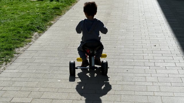 Kind in einer Landeserstaufnahmeeinrichtung. Kind in einer Landeserstaufnahmeeinrichtung.