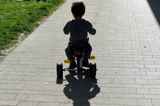 Kind in einer Landeserstaufnahmeeinrichtung.