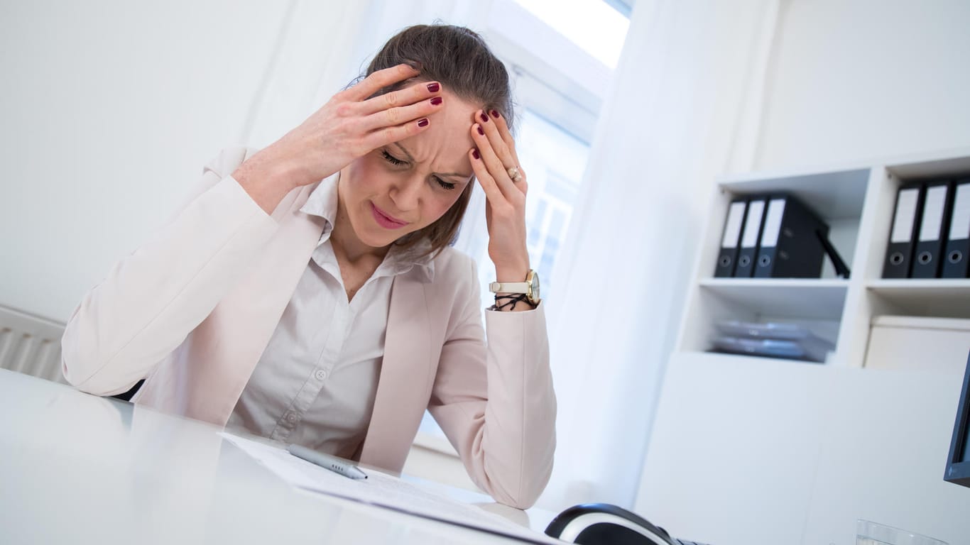 Kopfschmerz bei der Arbeit: Krankheiten wie Migräne können Berufstätige massiv beeinträchtigen.
