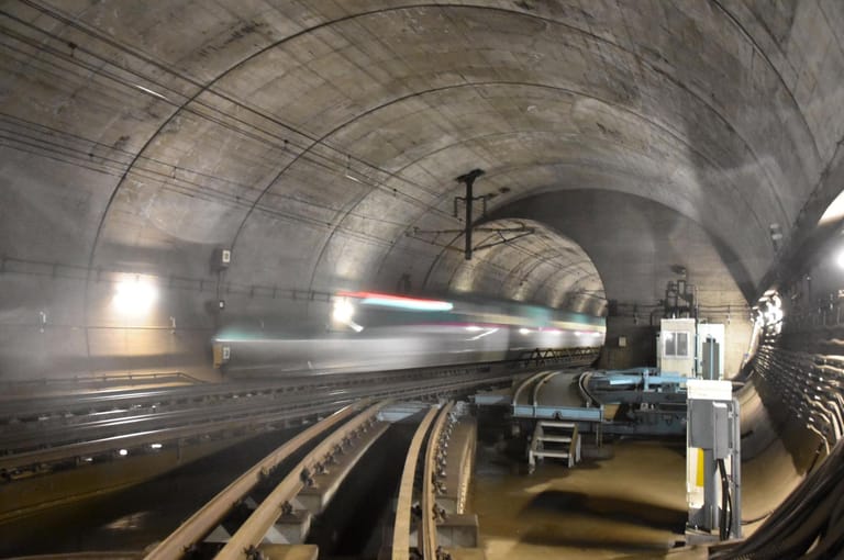 Ein Shinkansen im Seikan-Tunnel: Mit 53,8 Kilometern ist er einer der längsten Unterseetunnel der Welt. Er verbindet die japanischen Inseln Hokkaido und Honshu.