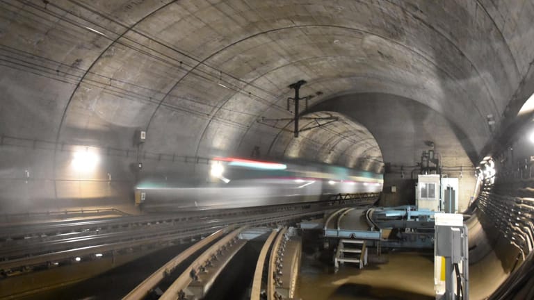 Ein Shinkansen im Seikan-Tunnel: Mit 53,8 Kilometern ist er einer der längsten Unterseetunnel der Welt. Er verbindet die japanischen Inseln Hokkaido und Honshu.