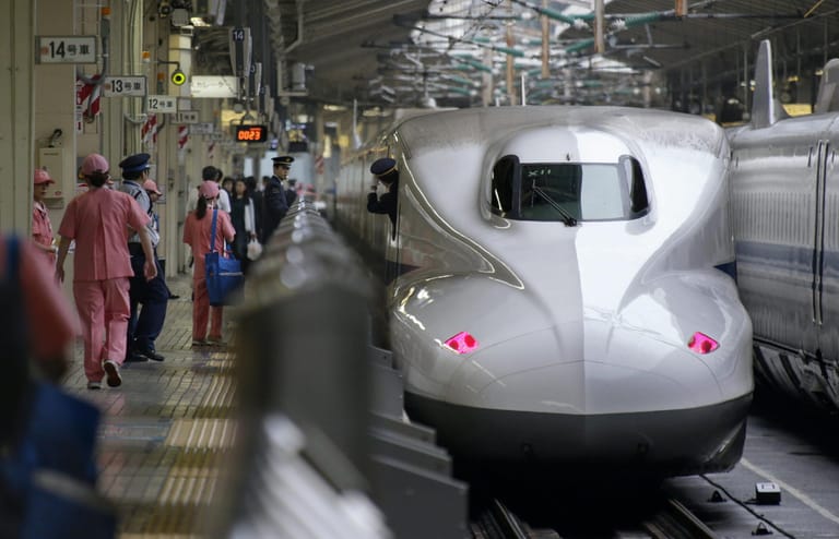 Shinkansen in einem Bahnhof von Tokio: Japans Superzug ist seit Jahrzehnten in verschiedenen Generationen im Einsatz. Die künftige Baureihe erreichte 2015 bei Testfahrten 603 km/h.