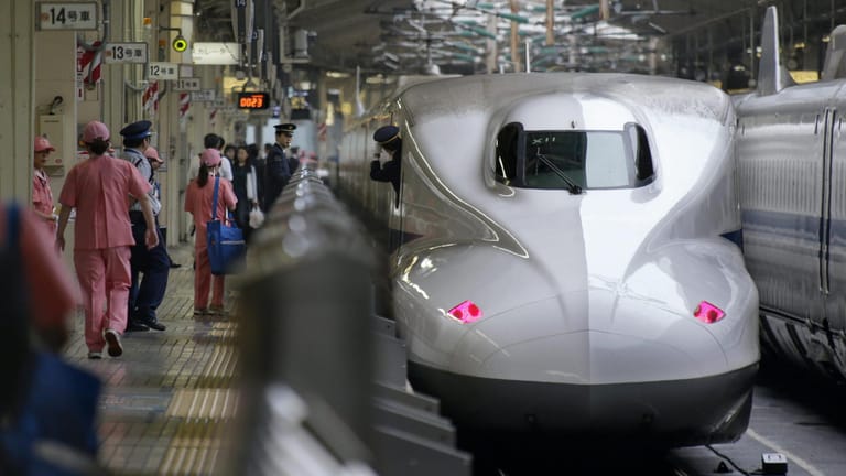 Shinkansen in einem Bahnhof von Tokio: Japans Superzug ist seit Jahrzehnten in verschiedenen Generationen im Einsatz. Die künftige Baureihe erreichte 2015 bei Testfahrten 603 km/h.