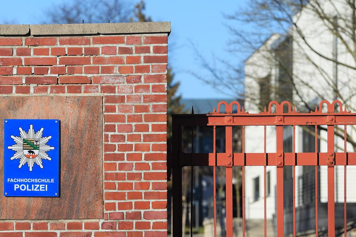 Der Haupteingang zum Campus der Fachhochschule der Polizei in Aschersleben (Sachsen-Anhalt): Ertappter Einbrecher in Halle war wohl Polizeischüler.