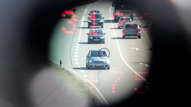 Im Sucher einer Laserpistole: Geschwindigkeitskontrolle der Polizei. Im Sucher einer Laserpistole: Geschwindigkeitskontrolle der Polizei.