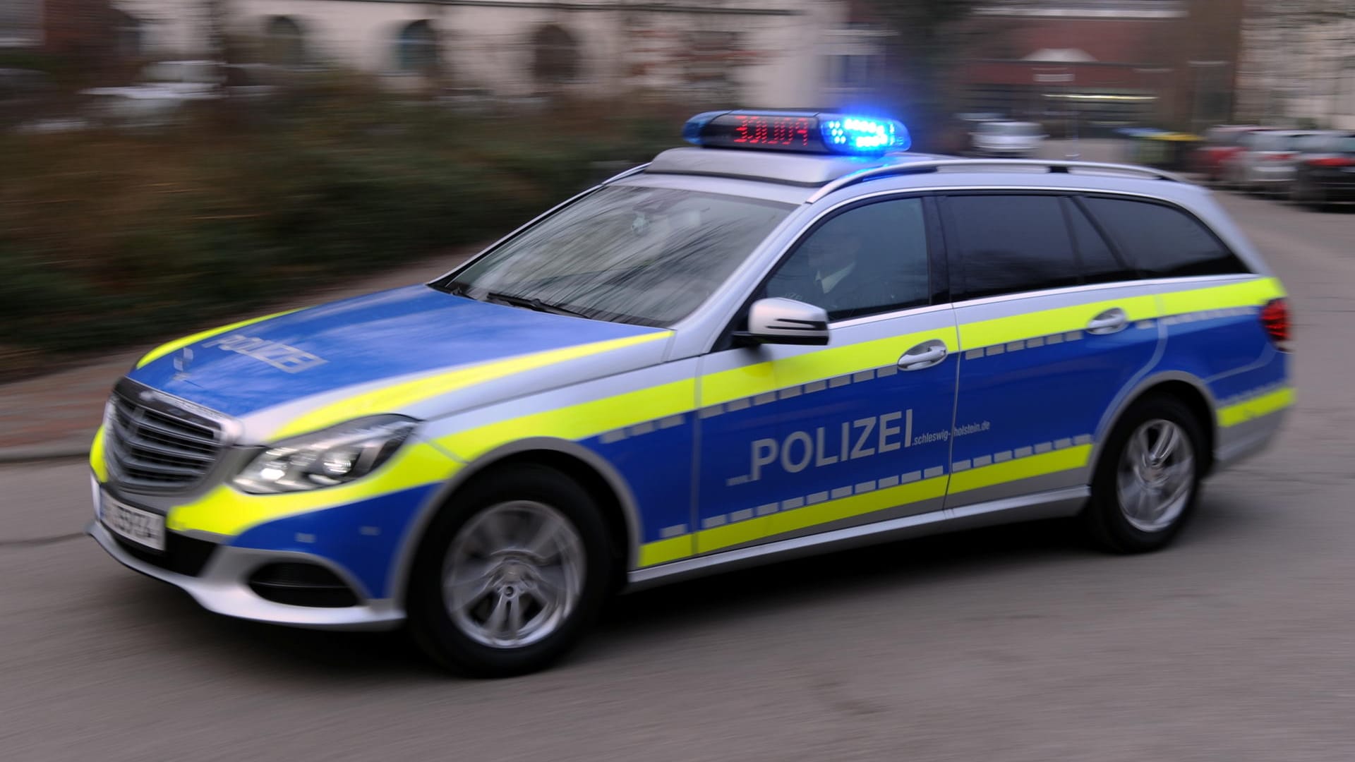 Ein Streifenwagen vom Typ Mercedes E 250 CDI der Autobahnpolizei: Bei einer Verfolgungsfahrt sind zwei Polizisten verletzt worden. Ein Streifenwagen vom Typ Mercedes E 250 CDI der Autobahnpolizei: Bei einer Verfolgungsfahrt sind zwei Polizisten verletzt worden.