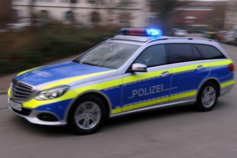 Ein Streifenwagen vom Typ Mercedes E 250 CDI der Autobahnpolizei: Bei einer Verfolgungsfahrt sind zwei Polizisten verletzt worden.
