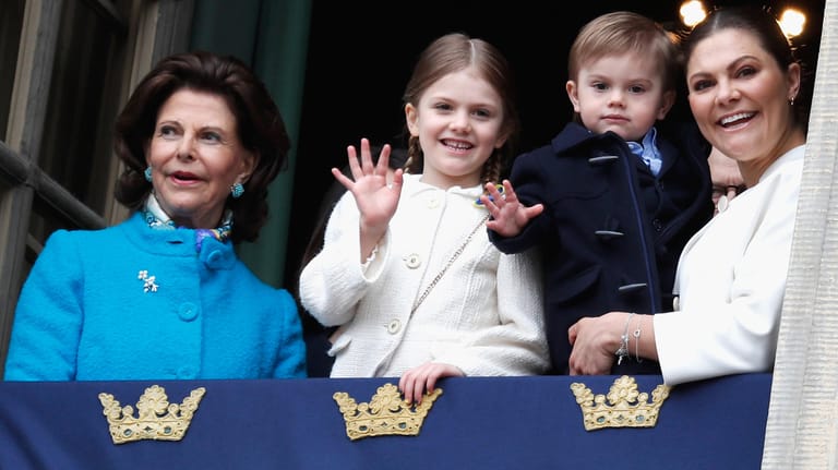 Gut gelaunt: Königin Silvia, die kleine Estelle, ihr Bruder Oscar und Mama Victoria feiern heute den 72. Geburtstag von König Carl Gusta von Schweden.