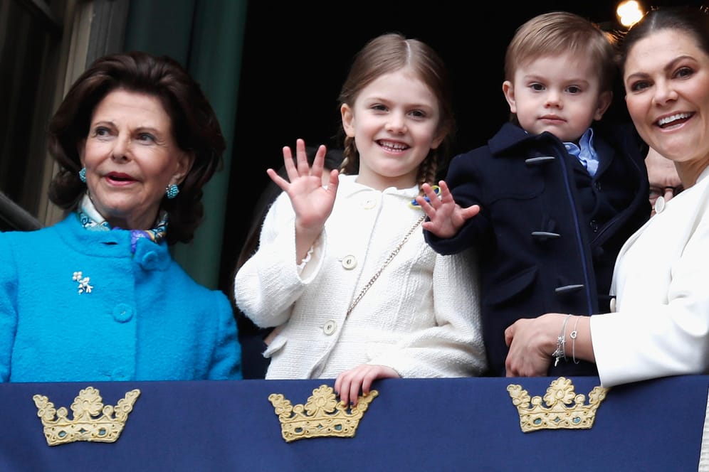 Gut gelaunt: Königin Silvia, die kleine Estelle, ihr Bruder Oscar und Mama Victoria feiern heute den 72. Geburtstag von König Carl Gusta von Schweden.