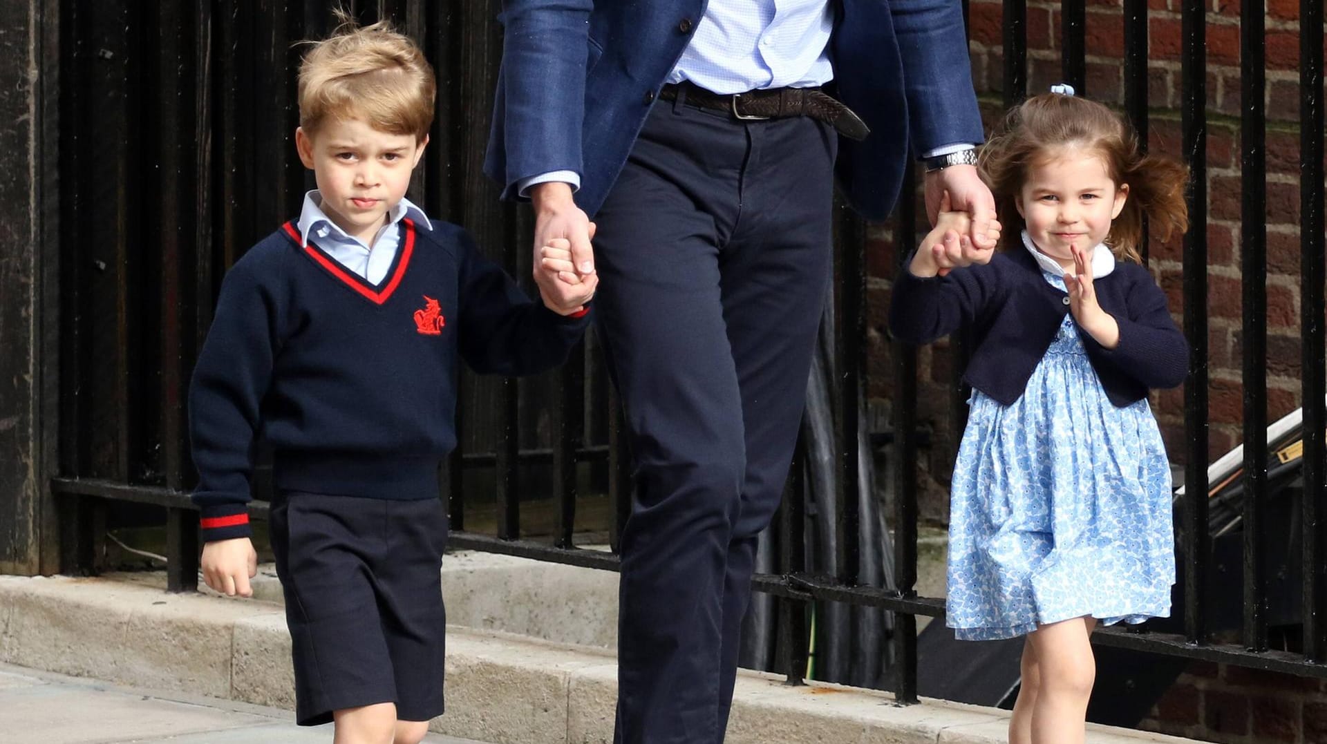 Wie eine Königin: Die kleine Prinzessin Charlotte winkt ihrem Volk zu.