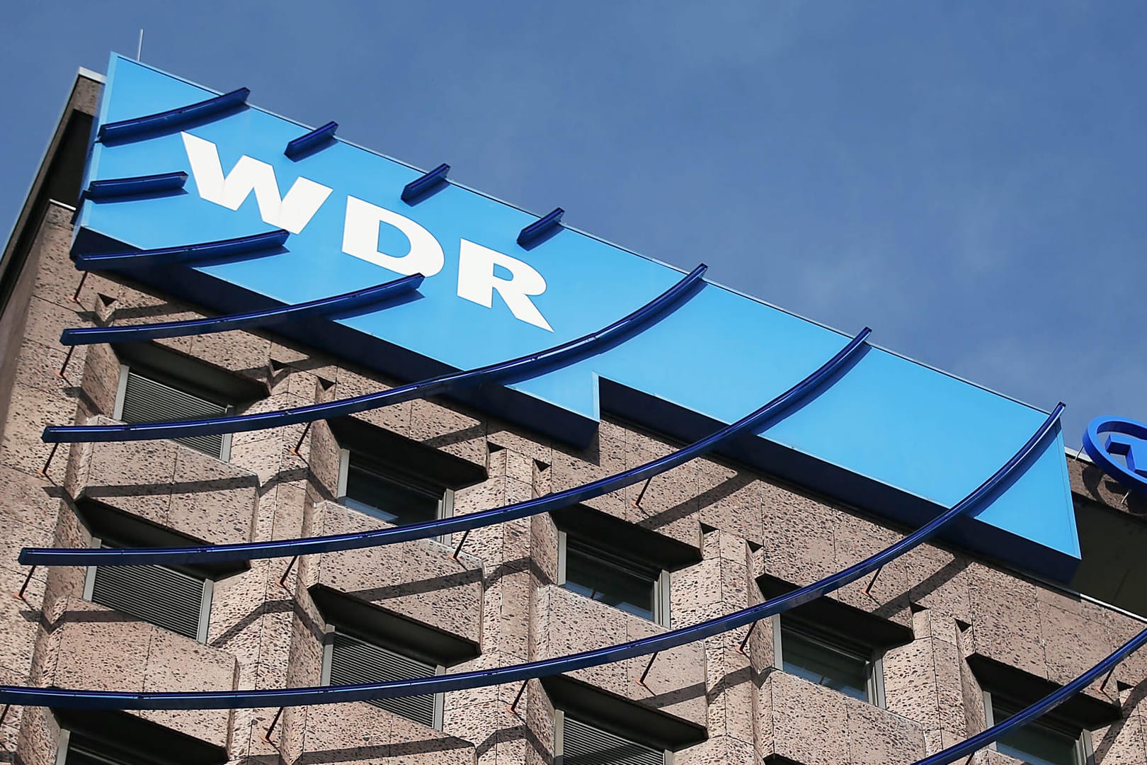 Der WDR in Köln: Ein weiterer Mitarbeiter ist wegen Missbrauchsvorwürfen von dem Rundfunksender freigestellt worden.