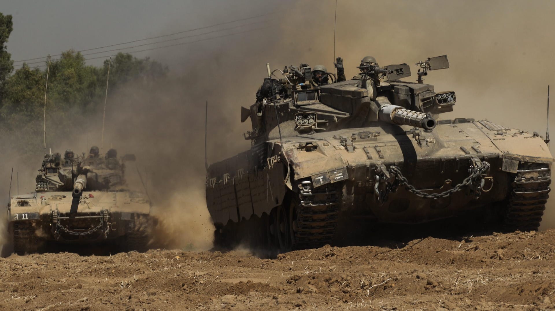 Israelische Panzer im Einsatz: Geheimdienstminister Katz drohte dem Iran mit Konsequenzen, falls das Land sich nicht aus Syrien zurückzieht. Israelische Panzer im Einsatz: Geheimdienstminister Katz drohte dem Iran mit Konsequenzen, falls das Land sich nicht aus Syrien zurückzieht.
