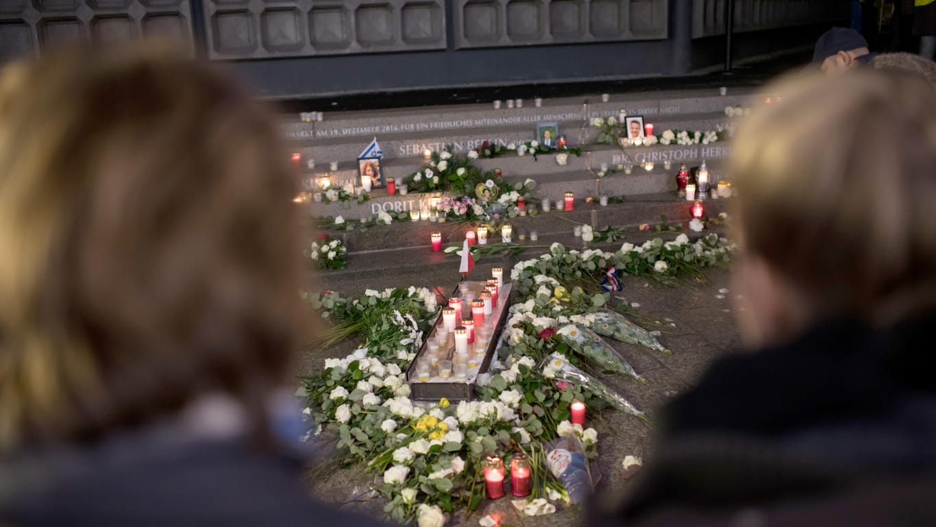 Zwei Frauen stehen am an der Gedenkstätte für die Opfer des Terroranschlags auf dem Breitscheidplatz in Berlin: Opferbeauftragter Franke will Hilfen für Terroropfer verdreifachen.