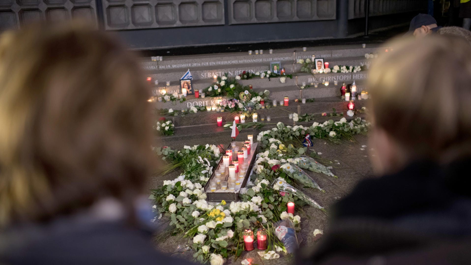 Zwei Frauen stehen am an der Gedenkstätte für die Opfer des Terroranschlags auf dem Breitscheidplatz in Berlin: Opferbeauftragter Franke will Hilfen für Terroropfer verdreifachen. Zwei Frauen stehen am an der Gedenkstätte für die Opfer des Terroranschlags auf dem Breitscheidplatz in Berlin: Opferbeauftragter Franke will Hilfen für Terroropfer verdreifachen.