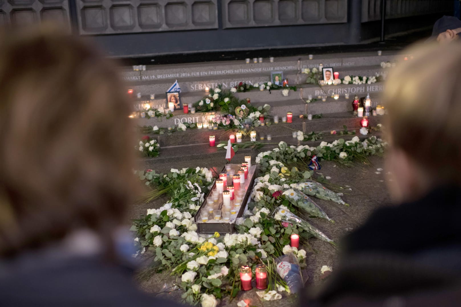 Zwei Frauen stehen am an der Gedenkstätte für die Opfer des Terroranschlags auf dem Breitscheidplatz in Berlin: Opferbeauftragter Franke will Hilfen für Terroropfer verdreifachen.